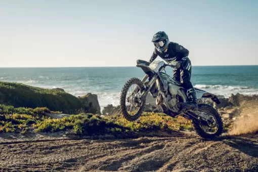 triumph-mar25-newenduropair-gallery3.jpg